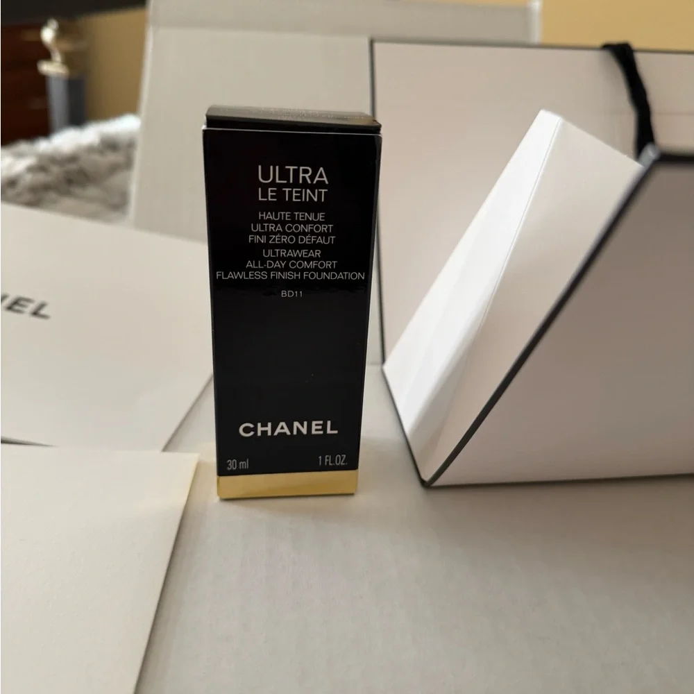 CHANEL ULTRA LE TEINT ALL-DAY COMFORT FLAWLESS FINISH FOUNDATION - Picture 8 of 12
